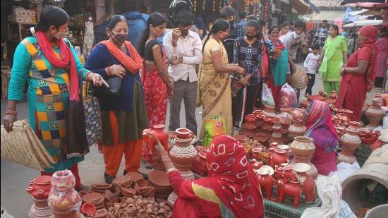 Women buy essential items for performing rituals ahead of the Chhath Puja festival, in Gurugram. For the festival, the Municipal Corporation of Gurugram has made ghats at 14 places such as Kanhai village, Labour Chowk Sector-5, Panjiri Plant, Om Vihar, Shakti Park, Devilal Colony, Sector-15 Part-II, New Palam Vihar, Community Hall Kadipur, Sabzi Mandi near Bhimgarh Khedi, Basai Talab, Saraswati Enclave, Surat Nagar Talab and Surat Nagar. (PTI)