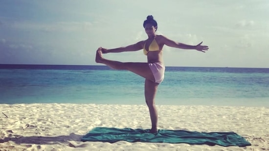 Tanishaa Mukerji's throwback Yoga on beach is all about Padangusthasana twist(Instagram/tanishaamukerji)