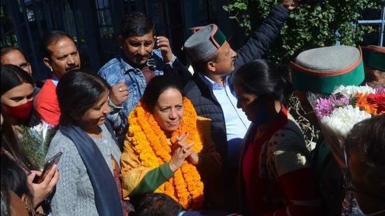 Congress supporters from Shimla rural area congratulate Pratibha Singh on Saturday. (Deepak Sansta/HT)