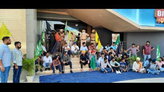 Farmers protesting outside a mall in Zirakpur to stop the screening of Akshay Kumar starrer Suryavanshi. (HT photo)