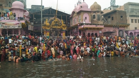 Devotees bath in the Yamuna at Vishram Ghat in Mathura on occasion of Yam Dwitiya or Bhai dooj.(HT Photo)