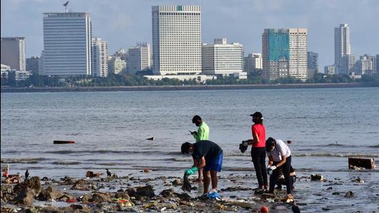 The fisher communities living along its coastline are losing access to fishing commons and livelihoods due to plastic pollution along the Mumbai beaches and Arabian Sea. (HT PHOTO)