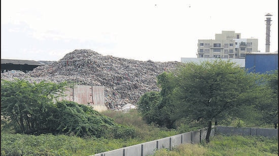 The garbage depot at Ramtekdi leaves the entire area having to contend with a foul odour. All parties have hand in this vast swath of urban Pune that makes for Hadapsar. Garbage, roads, water and other civic issues will decide the winners here. (RAVINDRA JOSHI/HT)