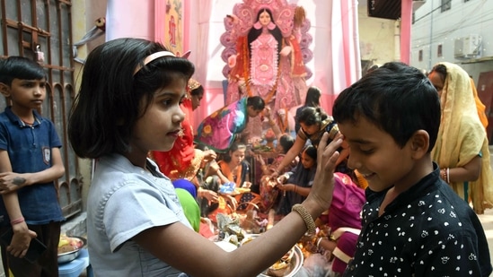 A girl puts a 'tika' on the forehead of her brother on the occasion of the Bhai Dooj festival, in Patna.(ANI)
