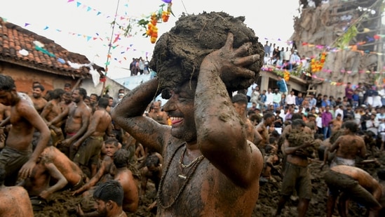 Men fling cow dung at each other during the annual 'Gore Habba' festival, where people throw and smear each other with cow dung, in Gumatapura village in Karnataka.(AFP Photo)