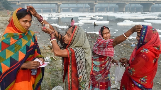 On the fourth and final day of Chhath Puja (November 11), known as Paran Din, devotees offer Usha Arghya or Dusri Argya to the rising sun standing with their feet dipped in a water body, and conclude their fast and distribute prasad.(PTI)