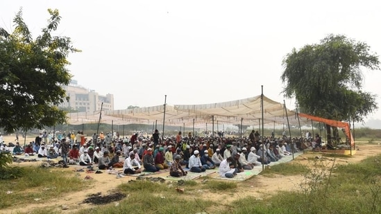 Muslim devotees offer Friday namaz at the Leisure Valley Ground in Gurugram on Friday, November 5, 2021. (Vipin Kumar /HT PHOTO)