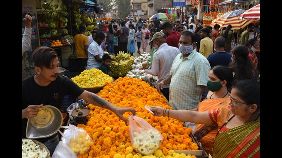 A crowded market for Diwali shopping, Navi Mumbai, November 4, 2021 (HT PHOTO) A crowded market for Diwali shopping, Navi Mumbai, November 4, 2021 (HT PHOTO)