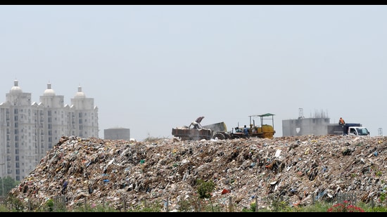 Currently, Mohali is generating 150 metric tonnes (MT) of garbage in a day. It is being dumped at an unauthorised site in Industrial Area, Phase 8B, and nearby residents and industrialists are already protesting. (HT file)