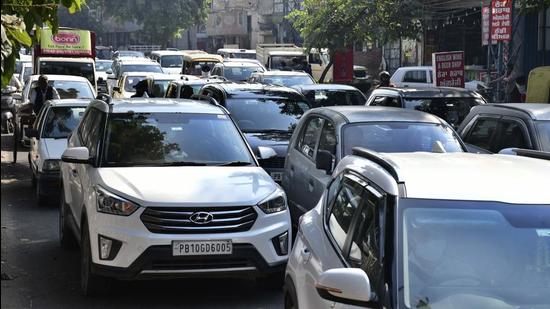 Vehicles caught in a jam as Sikh bodies staged a protest at Bharat Nagara Chowk for two hours, seeking the arrest of Anil Arora, a right-wing leader, for hurting religious sentiments. (Harsimar Pal Singh/HT)