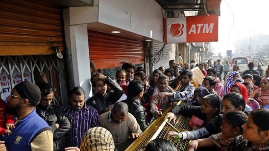 Queues and rush outside banks owing to demonetisation in New Delhi on December 14, 2016. (HT file photo)