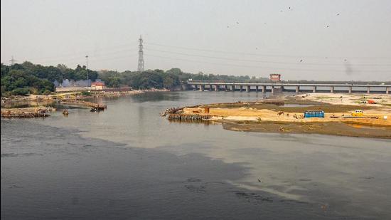 A view of polluted Yamuna river at Majnu-ka-Tila in New Delhi on Sunday. (Amal K S/HT photo)