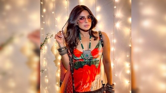 This Diwali was all about bringing back 80's and 90's fashion for fashionista Priyank Chopra.(Instagram/@priyankachopra)
