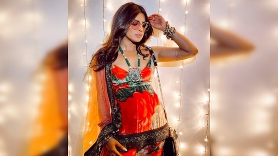 With bouncy soft curls and earthy oxidised bangles, Pee Cee rocked the retro look.(Instagram/@priyankachopra)