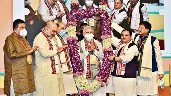 Union ministers and BJP leaders felicitate Prime Minister Narendra Modi at the BJP national executive meeting in New Delhi on Sunday. (HT Photo) Union ministers and BJP leaders felicitate Prime Minister Narendra Modi at the BJP national executive meeting in New Delhi on Sunday. (HT Photo)