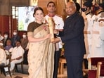 Kangana Ranaut poses with President Ram Nath Kovind as she receives her Padma Shri Award. (President of India/Twitter)