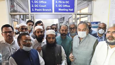 Representatives of Muslim groups on Monday met the deputy commissioner of Gurugram to seek protection at 28 designated namaz sites on Friday. (Vipin Kumar /HT PHOTO) Representatives of Muslim groups on Monday met the deputy commissioner of Gurugram to seek protection at 28 designated namaz sites on Friday. (Vipin Kumar /HT PHOTO)