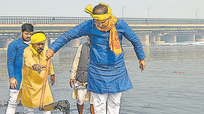 BJP MP Parvesh Verma during a cleanliness drive on the banks of Yamuna river at ITO in New Delhi on November 8. (Amal KS/HT Photo) BJP MP Parvesh Verma during a cleanliness drive on the banks of Yamuna river at ITO in New Delhi on November 8. (Amal KS/HT Photo)