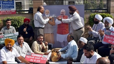 Industrialists protesting against the rising prices of raw materials outside the UCPMA office on Gill Road in Ludhiana on Monday. (Harsimar Pal Singh/HT) Industrialists protesting against the rising prices of raw materials outside the UCPMA office on Gill Road in Ludhiana on Monday. (Harsimar Pal Singh/HT)