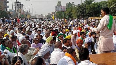 Farmers during the indefinite dharna outside the SP office in Hansi on Monday. (Manoj Dhaka/Hindustan Times)