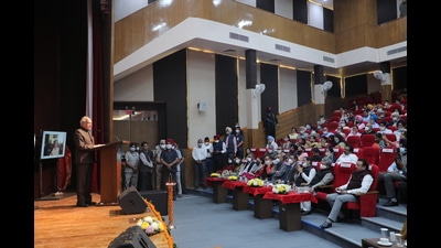 Punjab governor and UT administrator Banwarilal Purohit inaugurating an auditorium in Rani Lakshmi Bai Mahila Bhawan, Sector 38, Chandigarh, on Monday. (HT Photo)
