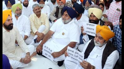 At a dharna organised near the Bathinda district administrative complex (DAC) in support of farmers, Sukhbir Badal said individuals holding top political positions in Channi-led government and their families are involved in extracting money from liquor and sand contractors. At a dharna organised near the Bathinda district administrative complex (DAC) in support of farmers, Sukhbir Badal said individuals holding top political positions in Channi-led government and their families are involved in extracting money from liquor and sand contractors.