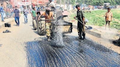 Due to lack of funds to acquire land for the Katraj-Kondhwa road-widening project, the PMC has decided to complete tarring of the existing road instead of cement concretisation to avoid inconveniencing citizens. (REPRESENTATIVE PHOTO) Due to lack of funds to acquire land for the Katraj-Kondhwa road-widening project, the PMC has decided to complete tarring of the existing road instead of cement concretisation to avoid inconveniencing citizens. (REPRESENTATIVE PHOTO)