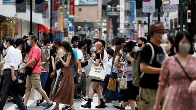 People walk at a crossing in Shibuya shopping area, amid the coronavirus disease (Covid-19) pandemic, in Tokyo (Reuters photo) People walk at a crossing in Shibuya shopping area, amid the coronavirus disease (Covid-19) pandemic, in Tokyo (Reuters photo)