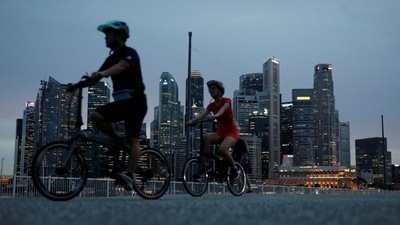 Singapore eases some coronavirus travel curbs as music returns to restaurants (REUTERS/Edgar Su)