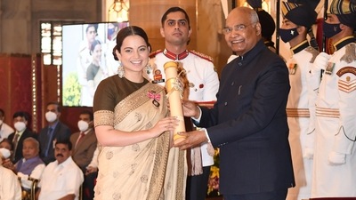 Kangana Ranaut poses with President Ram Nath Kovind as she receives her Padma Shri Award. (President of India/Twitter) Kangana Ranaut poses with President Ram Nath Kovind as she receives her Padma Shri Award. (President of India/Twitter)