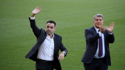 FC Barcelona unveil new coach Xavi - Camp Nou, Barcelona, Spain - November 8, 2021 FC Barcelona coach Xavi and president Joan Laporta during the unveiling (REUTERS)