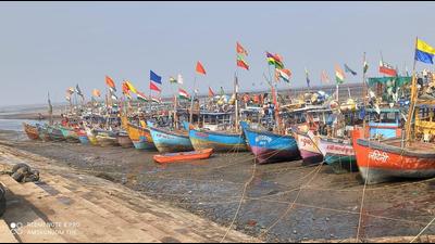 The villagers and fisherman of Vadrai and nearby Tembhi on Monday observed a bandh to protest the firing at Chamre who was killed and injuring Dilip Tandel, pilot of the trawler Jalpari. The body of the fisherman who was allegedly killed by Pakistan Navy’s marine commandos left from Jamnagar on late Monday afternoon and will reach Palghar on Tuesday. The villagers and fisherman of Vadrai and nearby Tembhi on Monday observed a bandh to protest the firing at Chamre who was killed and injuring Dilip Tandel, pilot of the trawler Jalpari. The body of the fisherman who was allegedly killed by Pakistan Navy’s marine commandos left from Jamnagar on late Monday afternoon and will reach Palghar on Tuesday.