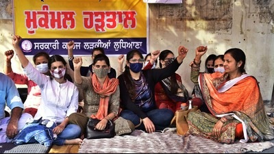 Guest faculties protesting against the Punjab government outside Government College for Girls in Ludhiana on Monday. (Harsimar Pal Singh/HT)