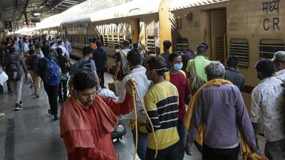 The Pune railway division has reaped the rewards of their stern measures by collecting ₹54,000 in fines from 240 passengers found travelling without face masks in October. (HT PHOTO) The Pune railway division has reaped the rewards of their stern measures by collecting ₹54,000 in fines from 240 passengers found travelling without face masks in October. (HT PHOTO)