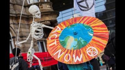 People demonstrate during the UN Climate Change Conference (COP26), in Glasgow, Scotland, November 7, 2021 (REUTERS) People demonstrate during the UN Climate Change Conference (COP26), in Glasgow, Scotland, November 7, 2021 (REUTERS)