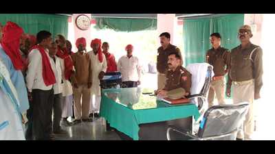 Cops have started meeting village watchmen asking them to keep an eye on trouble mongers and inform police accordingly (HT Photo) Cops have started meeting village watchmen asking them to keep an eye on trouble mongers and inform police accordingly (HT Photo)