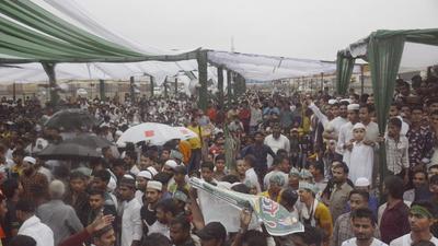 Crowds listen to a recent address by AIMIM leader Asaduddin Owaisi (not in picture) in Masuri, Ghaziabad, Uttar Pradesh. The Darul Uloom Deoband has said that it won’t welcome political leaders during the UP election season. (HT/File photo)