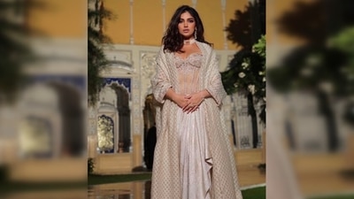 With big chandelier pearl earrings and hair left open, Bhumi Pednekar redefined elegance as she posed in front of a royal backdrop. (Instagram/@bhumipednekar) With big chandelier pearl earrings and hair left open, Bhumi Pednekar redefined elegance as she posed in front of a royal backdrop. (Instagram/@bhumipednekar)