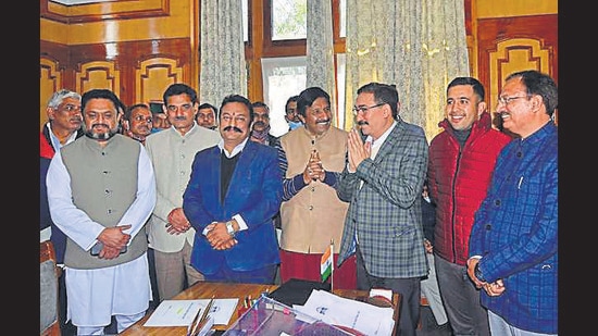 Fatehpur MLA Bhawani Singh Pathania, Arki MLA Sanjay Awasthi y Jubbal-Kotkhai MLA Rohit Thakur con el orador Vipin Singh Parmar después de prestar juramento en Shimla el lunes.  Los MLA fueron elegidos después de las elecciones de Himachal celebradas el 30 de octubre.  (Deepak Sansta / HT)