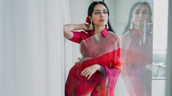 Sobhita Dhulipala paints Kochi red with love in <span class='webrupee'>₹</span>19k scarlet organza saree(Instagram/sobhitad)