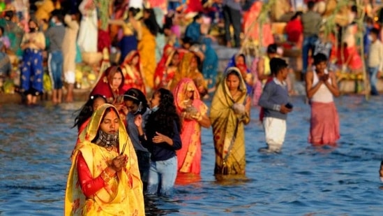 During the festival, devotees take a dip in rivers, ponds, and other water bodies and seek blessings from the Sun God. Here's how devotees celebrated the first day of the festival which is known as Nahai Khai or Naha Khay.(HT File Photo)