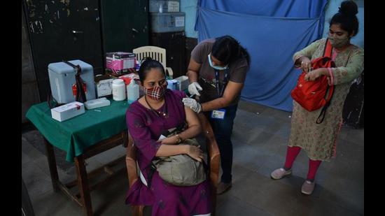 A resident in Thane gets her vaccination dose against Covid on Monday. (PRAFUL GANGURDE/HT PHOTO)