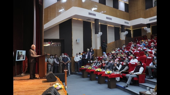 Punjab governor and UT administrator Banwarilal Purohit inaugurating an auditorium in Rani Lakshmi Bai Mahila Bhawan, Sector 38, Chandigarh, on Monday. (HT Photo)