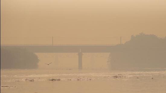 On Monday, the AQI dropped to 390 with wind speeds picking up and the share of stubble fires to Delhi’s PM2.5 pollution dipping to 30%, according to CPCB and Safar data. (Amal KS/Hindustan Times)