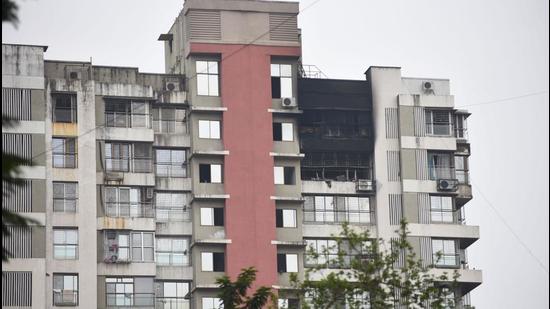 The fire at 15-storey Hansa Heritage in Kandivli broke out around 8.30pm. It was doused after more than three hours. Two people from the 14th floor flat had died in the incident. (HT FILE) The fire at 15-storey Hansa Heritage in Kandivli broke out around 8.30pm. It was doused after more than three hours. Two people from the 14th floor flat had died in the incident. (HT FILE)