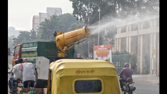 A team of Lucknow Municipal Corporation spraying anti-fogging water droplets to reduce air pollution in Lucknow. (Deepak Gupta/HT photo)