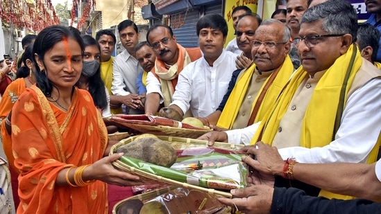 Bihar Deputy Chief Minister Tarkishore Prasad and BJP leader Ravi Shankar Prasad distribute worshipping materials and fruits to devotees on the first day of the four-day-long Chhath Puja, in Patna.(ANI)