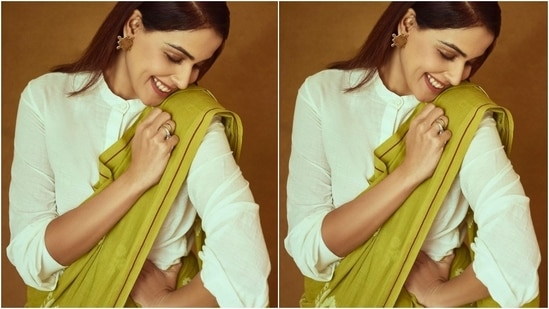 Apart from rocking the cotton six yards impeccably, Genelia also wore a unique blouse with the saree. She teamed it with a Mandarin collar shirt in pristine white shade. It featured long billowy sleeves with gathered cuffs and a button-down front.(Instagram/@who_wore_what_when)