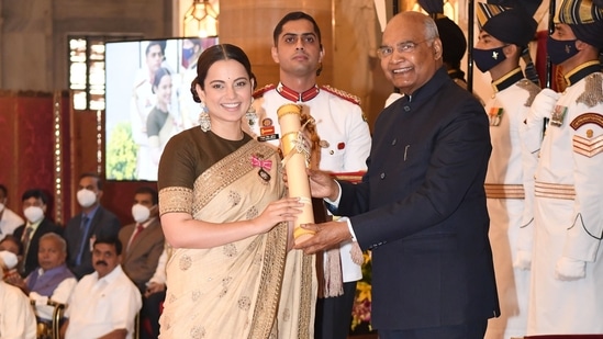 Kangana Ranaut poses with President Ram Nath Kovind as she receives her Padma Shri Award. (President of India/Twitter)
