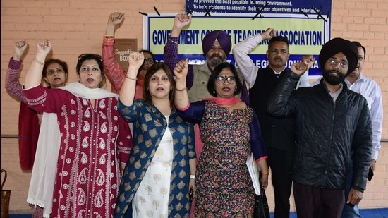Teachers of SCD Government College, Ludhiana, protesting against the delay in the implementation of the 7th pay commission on Monday. (Harsimar Pal Singh/HT)